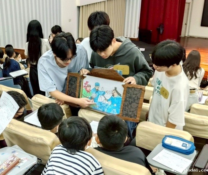 「紙芝居」演三國 大小學生跨齡共學